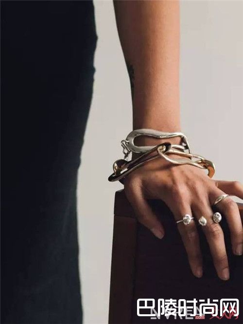 Faris是什么_看完这些耳环 打耳洞的痛算什么