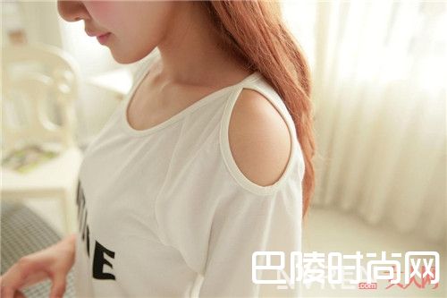 露肩T恤怎么搭配_轻松减龄元气少女穿搭 让你再青春一次