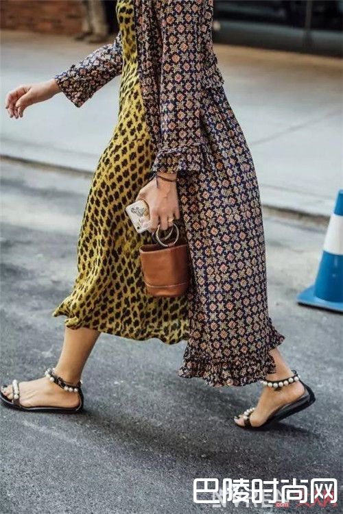 珍珠凉拖女介绍_别再一字拖去海边了，还有更火的凉拖在等你