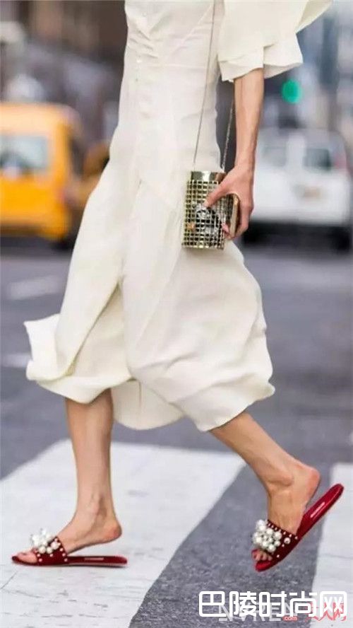 珍珠凉拖女介绍_别再一字拖去海边了，还有更火的凉拖在等你