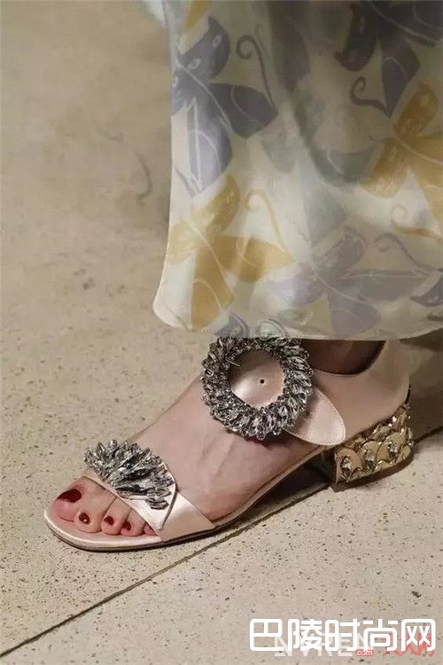 水钻凉拖女介绍_别再一字拖去海边了，还有更火的凉拖在等你