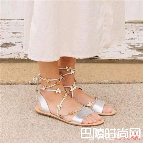 绑带凉拖女介绍_别再一字拖去海边了，还有更火的凉拖在等你