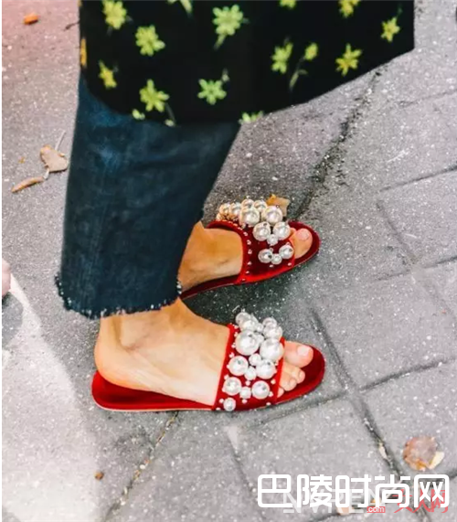 珍珠凉拖女介绍_别再一字拖去海边了，还有更火的凉拖在等你