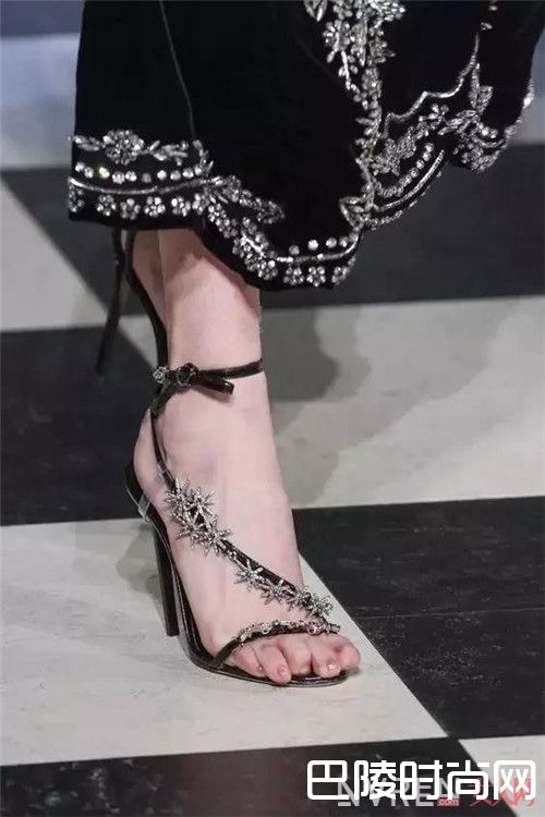 水钻凉拖女介绍_别再一字拖去海边了，还有更火的凉拖在等你