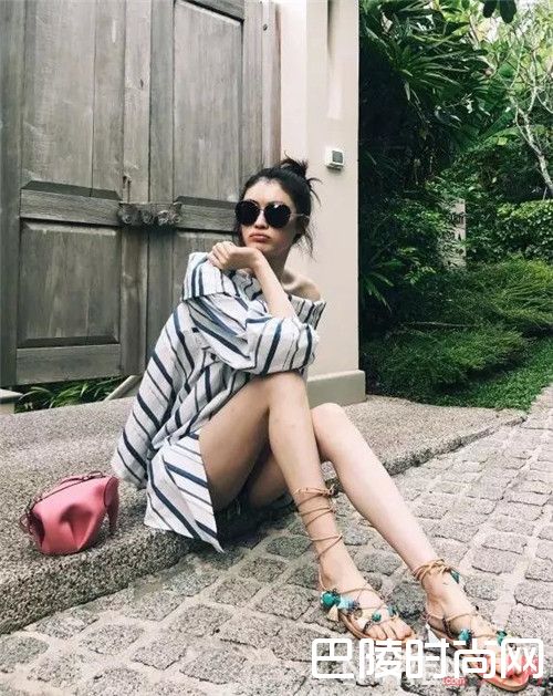 绑带凉拖女介绍_别再一字拖去海边了，还有更火的凉拖在等你