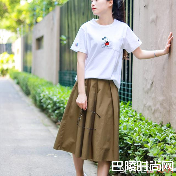 长款裙子松紧腰介绍_简约即是时尚 想美就刮起简约风