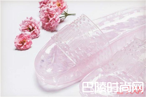 水晶拖鞋不能穿_手残都不能脚残 今夏绝对不能碰的5款鞋不然你low爆