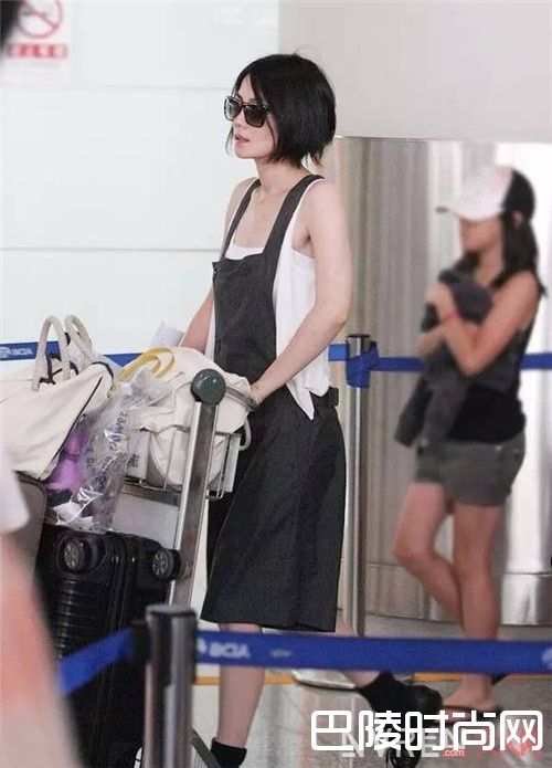 背心搭配背带裙_不会搭背带裙看完这四招 让你仙气满满