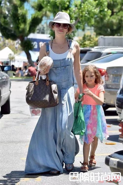 背心搭配背带裙_不会搭背带裙看完这四招 让你仙气满满