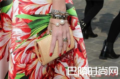 奥赛瓦亚U型珍珠耳夹和仙女裙搭配美吗_夏季仙女裙和什么配饰搭配潮流时尚又加分！