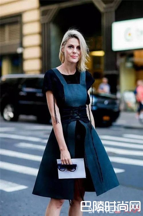 T恤搭配背带裙_不会搭背带裙看完这四招 让你仙气满满