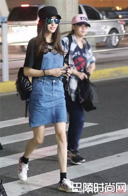 T恤搭配背带裙_不会搭背带裙看完这四招 让你仙气满满