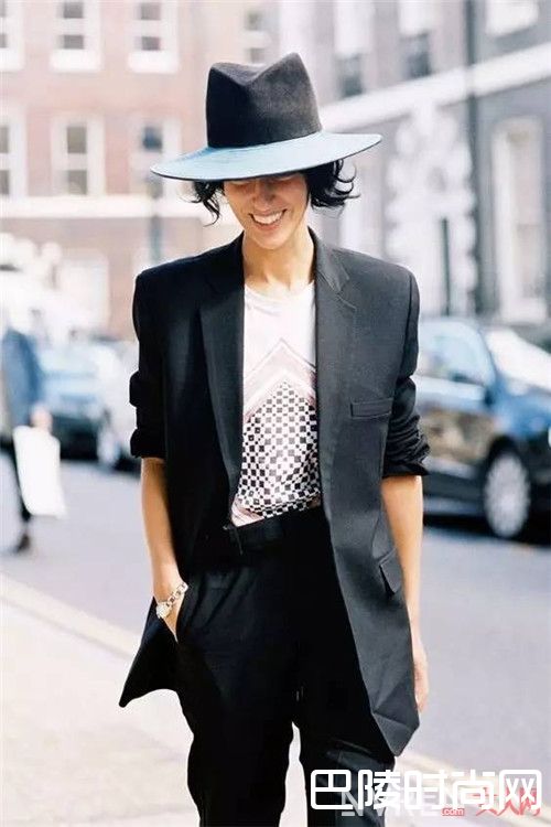 黑色+白色介绍_这个夏天的时髦从配色开始  穿衣服如何搭配