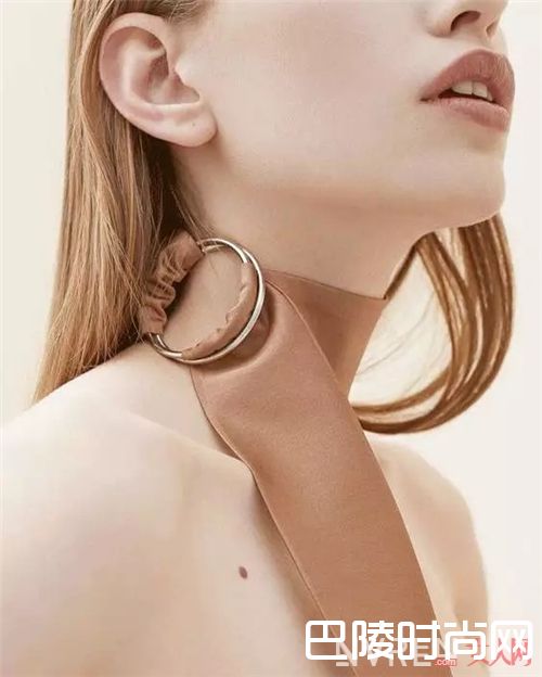 Wrap Choker如何搭配?_这个夏天 你的脖子需要一条最时髦的Choker!