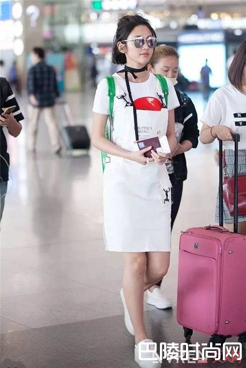 T恤搭配背带裙_不会搭背带裙看完这四招 让你仙气满满