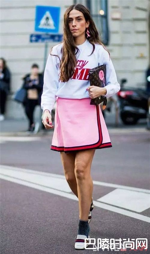 红色+蓝色介绍_这个夏天的时髦从配色开始 