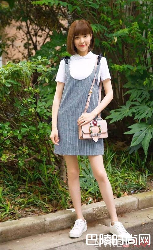 T恤搭配背带裙_不会搭背带裙看完这四招 让你仙气满满