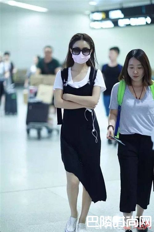 T恤搭配背带裙_不会搭背带裙看完这四招 让你仙气满满