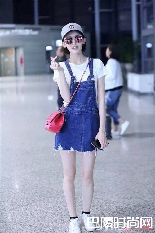 T恤搭配背带裙_不会搭背带裙看完这四招 让你仙气满满