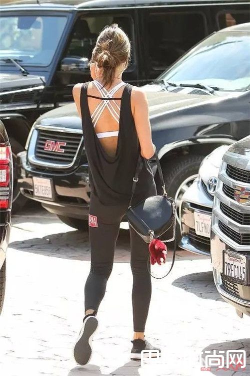 绑带露背_谁说有肉不能穿露背装? 这4条无法抗拒的理由请收下