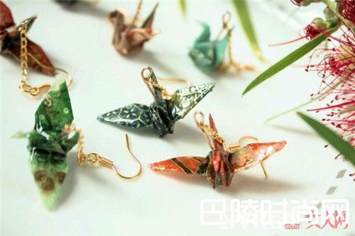 手工和风千纸鹤耳饰和仙女裙搭吗_夏季仙女裙和什么配饰搭配潮流时尚又加分！