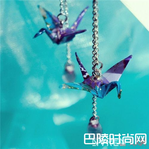 手工和风千纸鹤耳饰和仙女裙搭吗_夏季仙女裙和什么配饰搭配潮流时尚又加分！