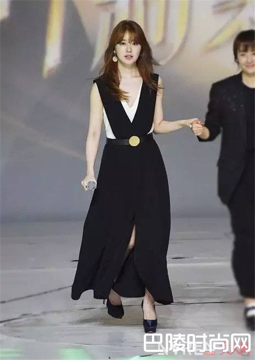 背心搭配背带裙_不会搭背带裙看完这四招 让你仙气满满