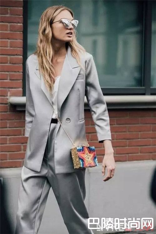 灰色+白色介绍_这个夏天的时髦从配色开始 