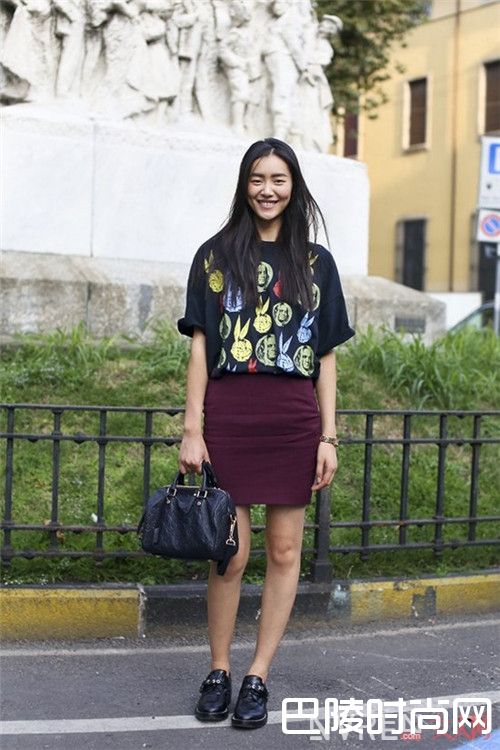 T恤+一步裙怎么搭配显瘦_2017夏天T恤配半裙：这样穿清凉又显瘦！