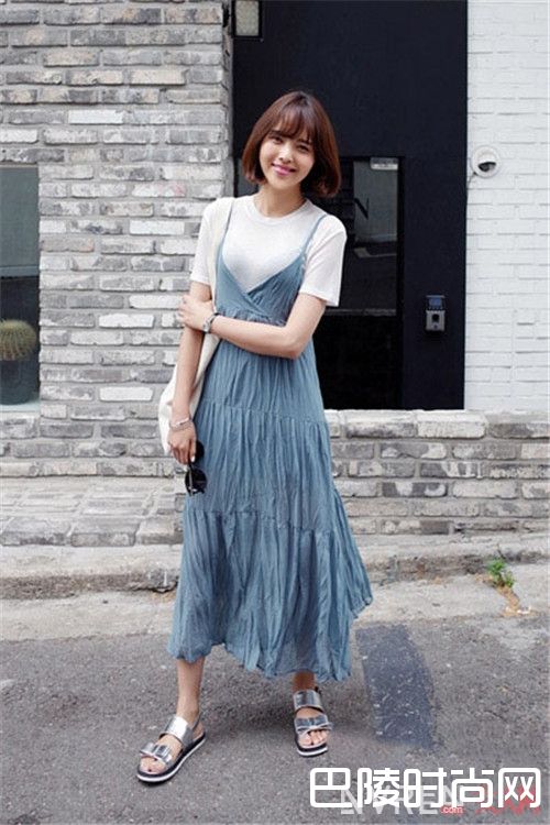 T恤+吊带连衣裙怎么搭配完美_2017夏天T恤配半裙：这样穿清凉又显瘦！