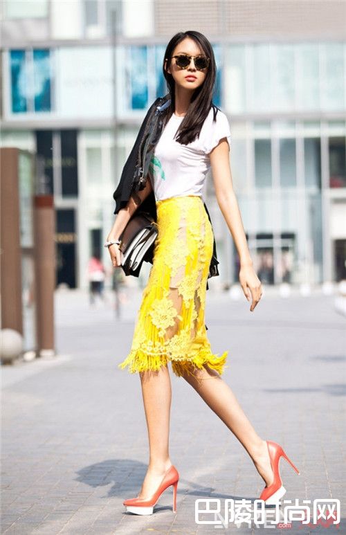 街拍达人怎么搭配T恤+蕾丝半裙_2017夏天T恤配半裙：这样穿清凉又显瘦！