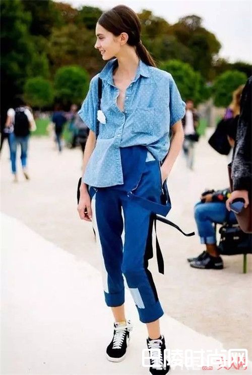 冰蓝衬衫常见穿法_还在穿白色衬衫?不妨来点大海的颜色吧
