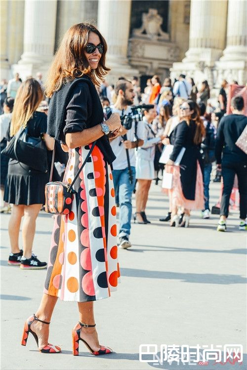 T恤+不规则半裙怎么搭配有亮点_2017夏天T恤配半裙：这样穿清凉又显瘦！