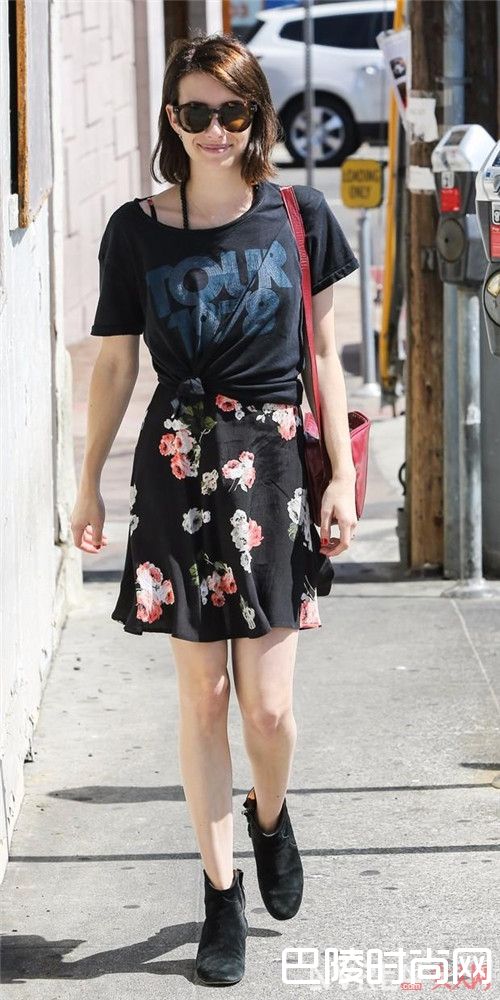 T恤+A字裙怎么搭配甜美有女人味_2017夏天T恤配半裙：这样穿清凉又显瘦！