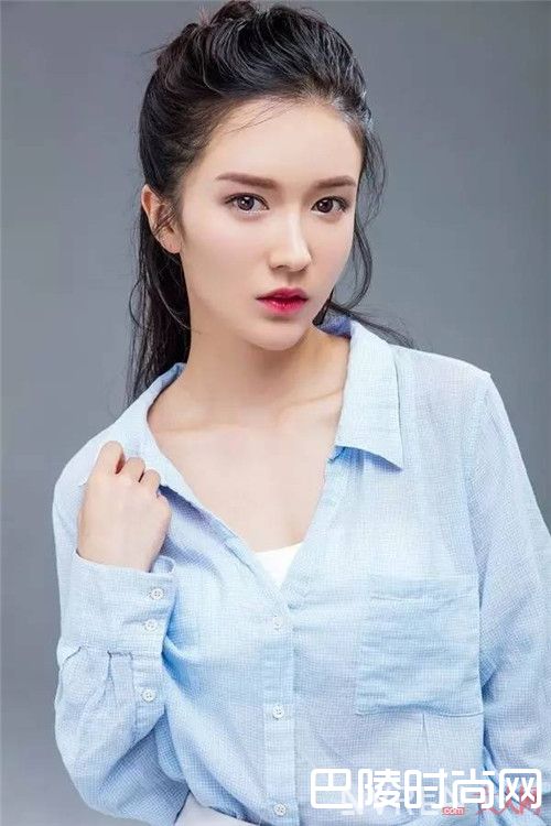 冰蓝衬衫颜色款式_还在穿白色衬衫?不妨来点大海的颜色吧