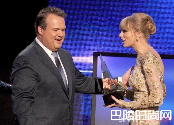 走路时驼背怎么办_穿的土这五个细节还不注意 难怪永远是丑小鸭