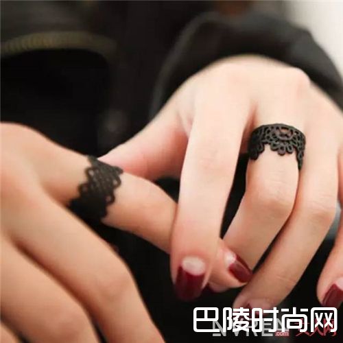 戒指叠戴如何搭配？_今年夏天最流行的10大元素 搭对了就美翻了！