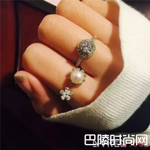 戒指叠戴如何搭配？_今年夏天最流行的10大元素 搭对了就美翻了！