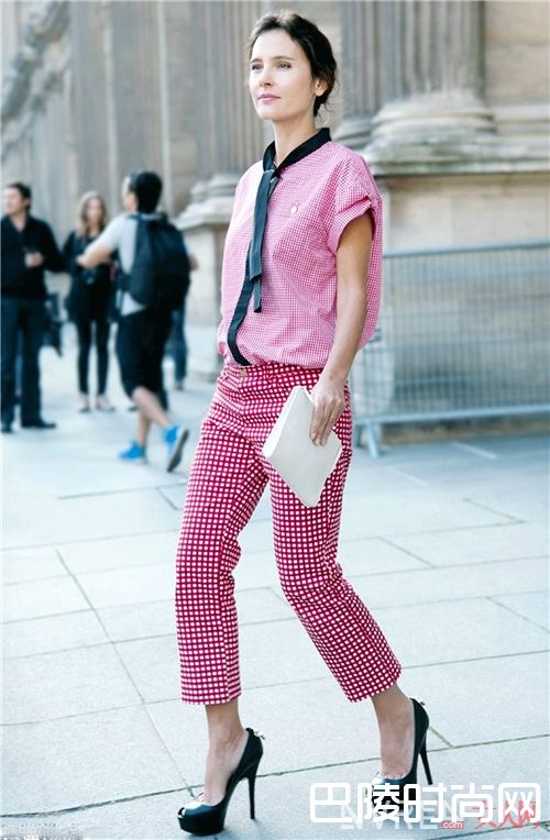 餐布格裤子如何搭配?_如此时髦清新 现在都流行把桌布穿在身上了!