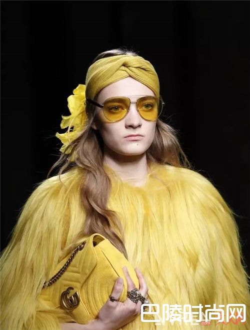 彩色墨镜如何搭配？_今年夏天最流行的10大元素 搭对了就美翻了！