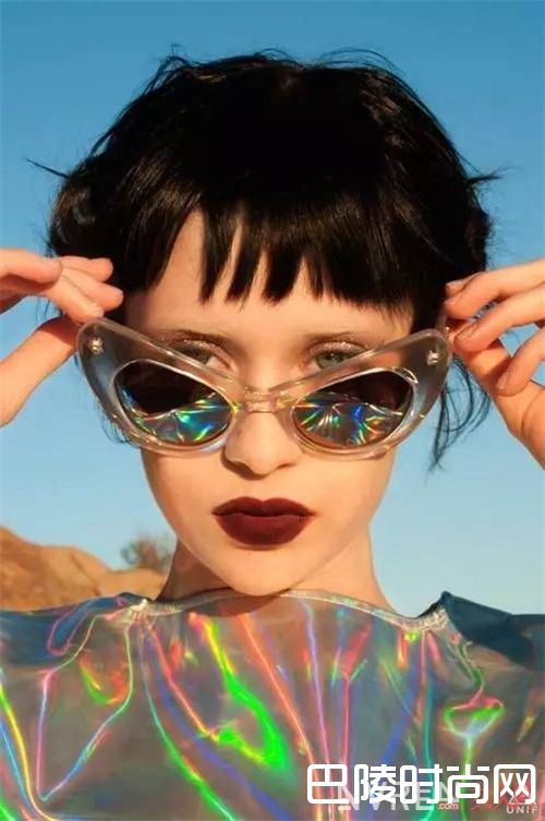 彩色墨镜如何搭配？_今年夏天最流行的10大元素 搭对了就美翻了！