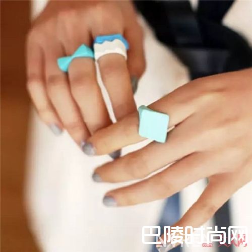 戒指叠戴如何搭配？_今年夏天最流行的10大元素 搭对了就美翻了！