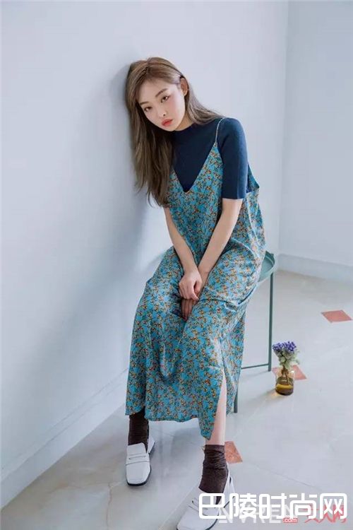 碎花裙如何搭配？_今年夏天最流行的10大元素 搭对了就美翻了！