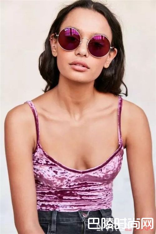 彩色墨镜如何搭配？_今年夏天最流行的10大元素 搭对了就美翻了！