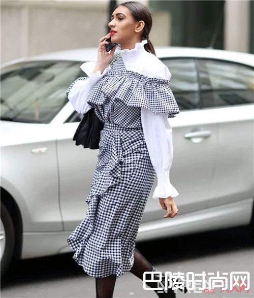 餐布格连衣裙如何搭配？_如此时髦清新 现在都流行把桌布穿在身上了！