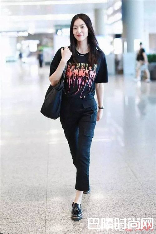 t恤配牛仔_只要你学会这6招 一件T恤就能打造最省钱搭配攻略