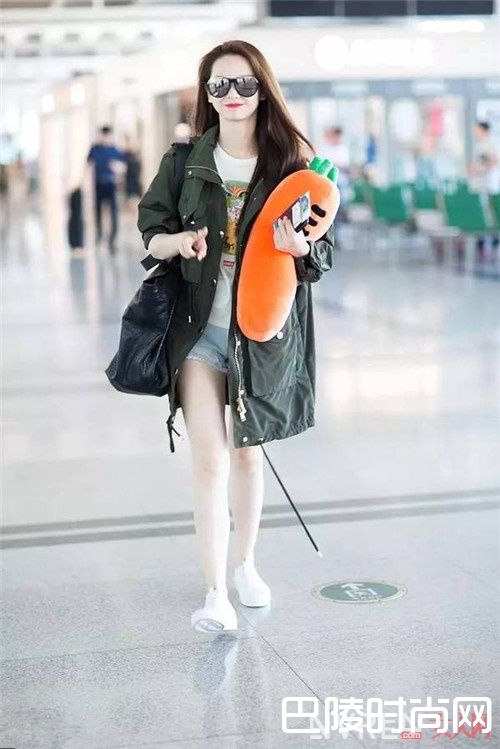 短裤t恤_只要你学会这6招 一件T恤就能打造最省钱搭配攻略