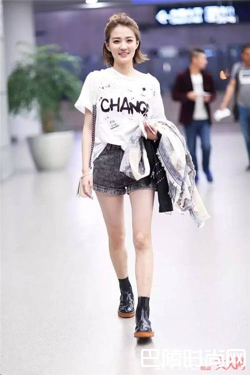 短裤t恤_只要你学会这6招 一件T恤就能打造最省钱搭配攻略