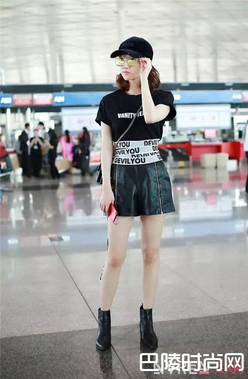 搭短裙的t恤_只要你学会这6招 一件T恤就能打造最省钱搭配攻略