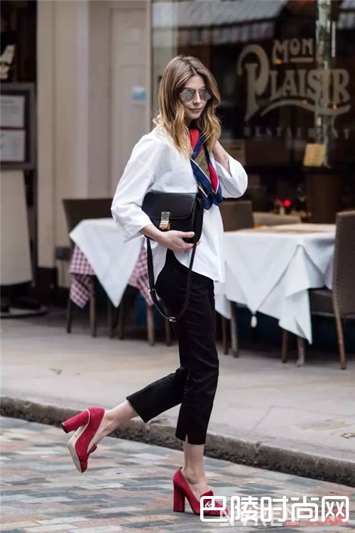 方跟单鞋如何搭配?_夏装的最完美搭档 当然是一双时髦百搭的方跟鞋!